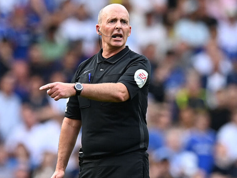 X 上的George Reilly：「All ready for celebrity ref Mike Dean to take centre  stage.  / X