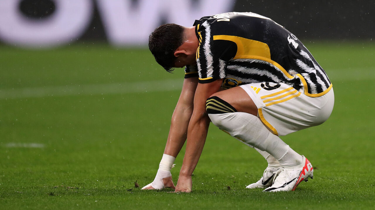 TURIN, ITALY - AUGUST 27: Dusan Vlahovic of Juventus Fc looks dejected during the Serie A TIM match between Juventus and Bologna FC at Allianz Stadium on August 27, 2023 in Turin, Italy.