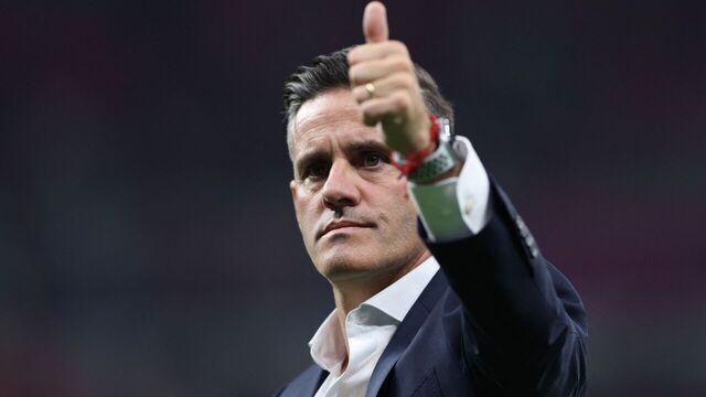 Canada's English coach #00 John Herdman gestures to fans after the Qatar 2022 World Cup Group F football match between Belgium and Canada at the Ahmad Bin Ali Stadium in Al-Rayyan, west of Doha on November 23, 2022.
