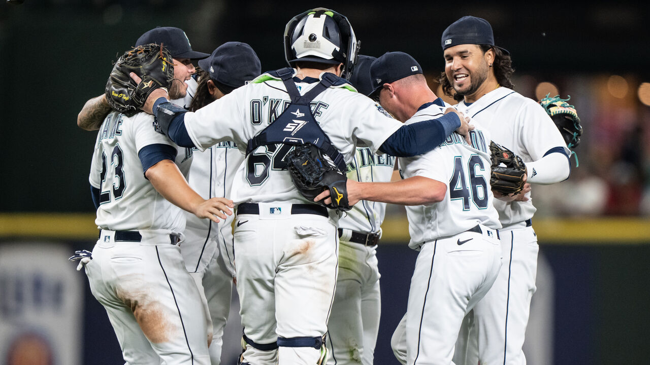 More than just 'The Throw': J.P. Crawford gets his feet underneath him with  Mariners - The Athletic