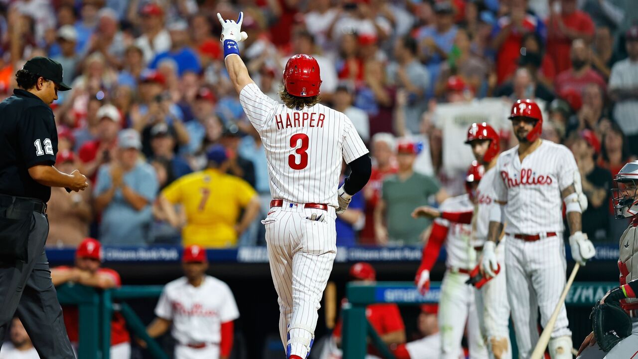 Mike Lieberthal of the Philadelphia Phillies talks with Mickey News  Photo - Getty Images