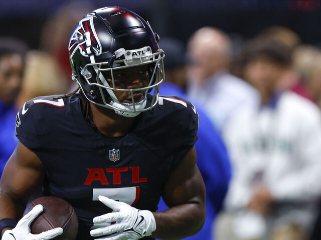 ATLANTA, GEORGIA - AUGUST 18: Bijan Robinson #7 of the Atlanta Falcons warms up prior to the game against the Cincinnati Bengals at Mercedes-Benz Stadium on August 18, 2023 in Atlanta, Georgia.