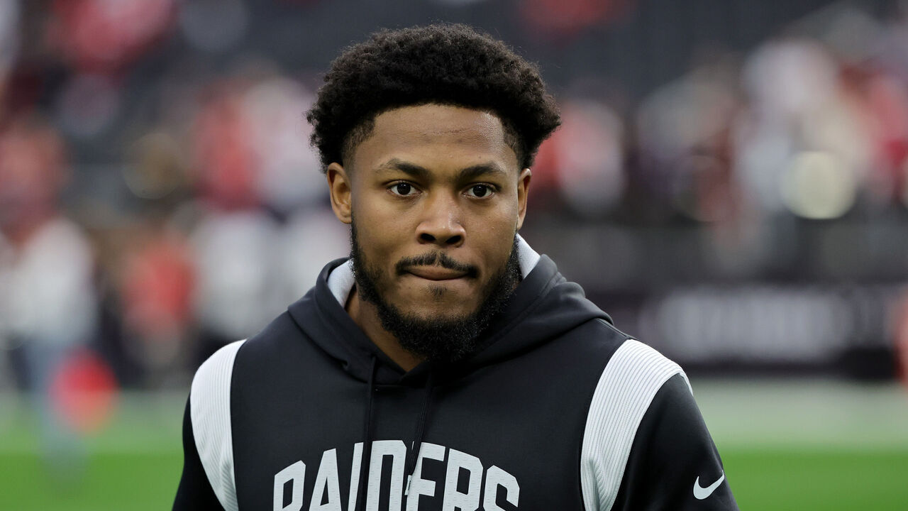 LAS VEGAS, NEVADA - JANUARY 01: Josh Jacobs #28 of the Las Vegas Raiders warms up prior to a game against the San Francisco 49ers at Allegiant Stadium on January 01, 2023 in Las Vegas, Nevada.