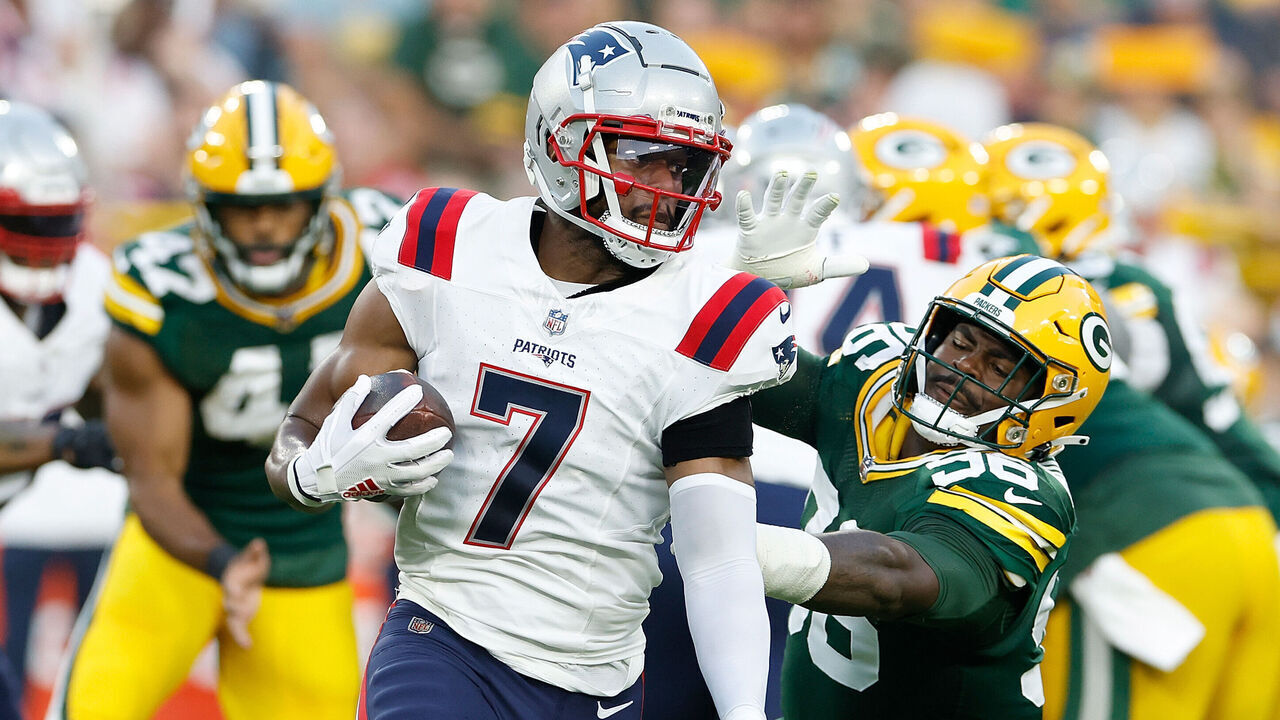 GREEN BAY, WISCONSIN - AUGUST 19: JuJu Smith-Schuster #7 of the New England Patriots takes a handoff against the Green Bay Packers during a preseason game at Lambeau Field on August 19, 2023 in Green Bay, Wisconsin.