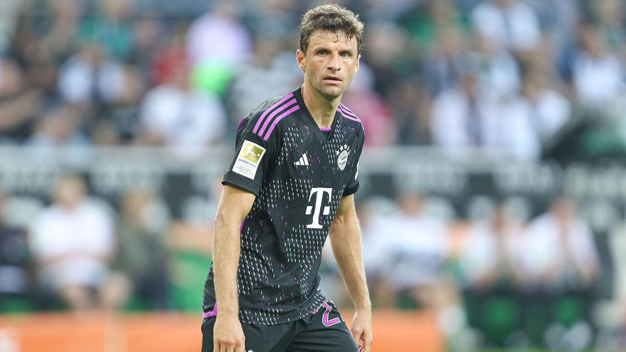 MOENCHENGLADBACH, GERMANY - SEPTEMBER 2: Thomas Müller of FC Bayern Muenchen looks on during the Bundesliga match between Borussia Mönchengladbach and FC Bayern München at Borussia Park Stadium on September 2, 2023 in Moenchengladbach, Germany.
