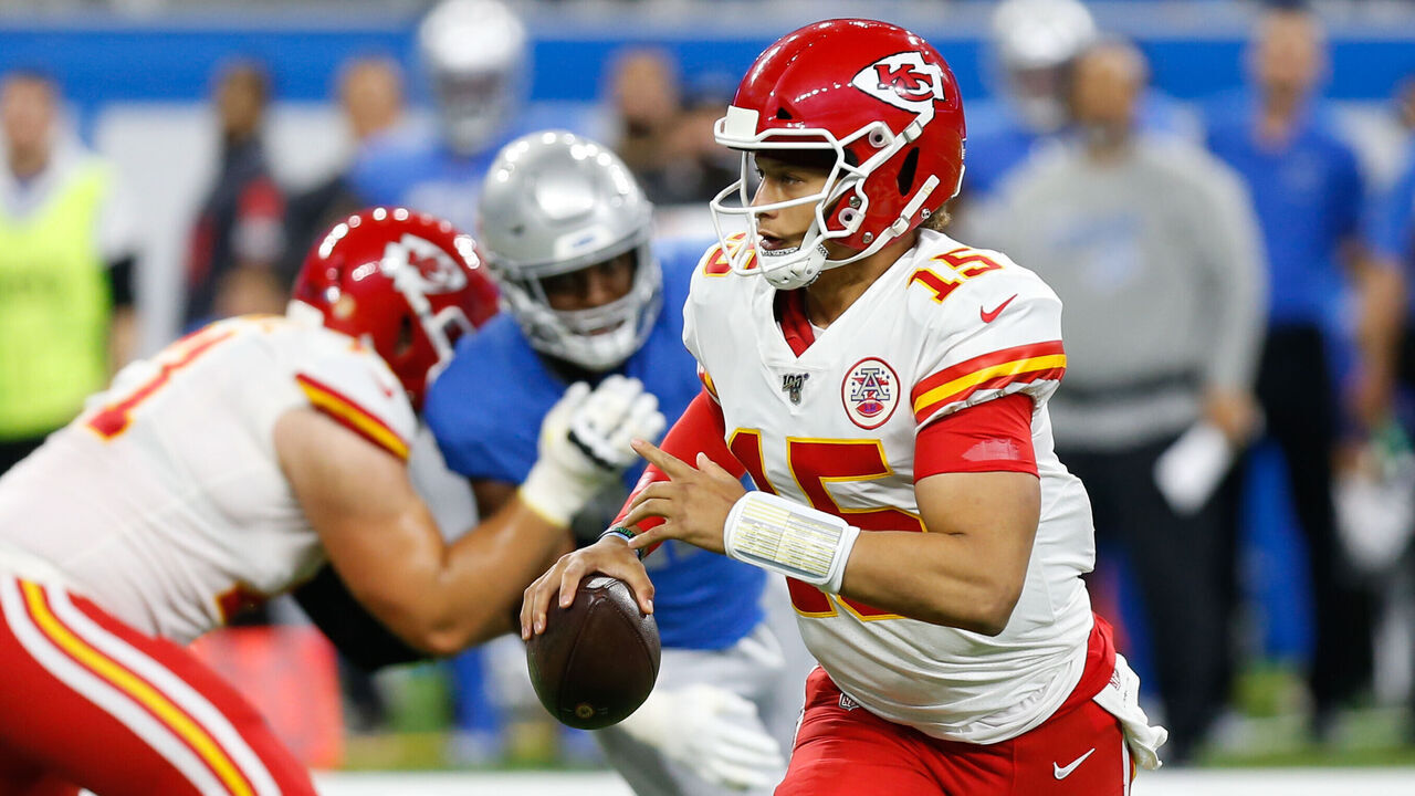 DETROIT, MI - SEPTEMBER 29: Kansas City Chiefs quarterback Patrick Mahomes (15) runs with the ball during a regular season game between the Kansas City Chiefs and the Detroit Lions on September 29, 2019 at Ford Field in Detroit, Michigan.