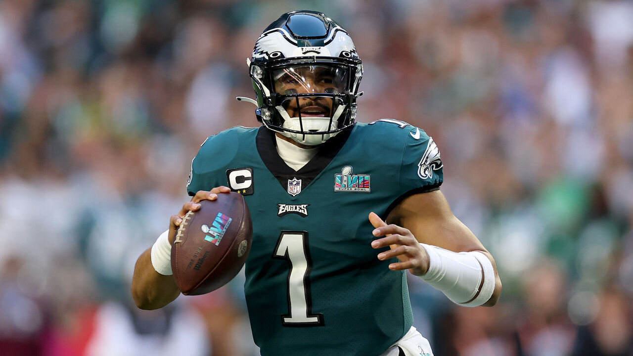 GLENDALE, ARIZONA - FEBRUARY 12: Jalen Hurts #1 of the Philadelphia Eagles looks to throw a pass against the Kansas City Chiefs during the first quarter in Super Bowl LVII at State Farm Stadium on February 12, 2023 in Glendale, Arizona.