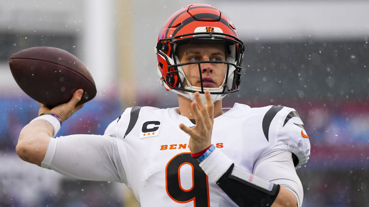 ORCHARD PARK, NY - JANUARY 22: Joe Burrow #9 of the Cincinnati Bengals warms up against the Buffalo Bills at Highmark Stadium on January 22, 2023 in Orchard Park, New York.