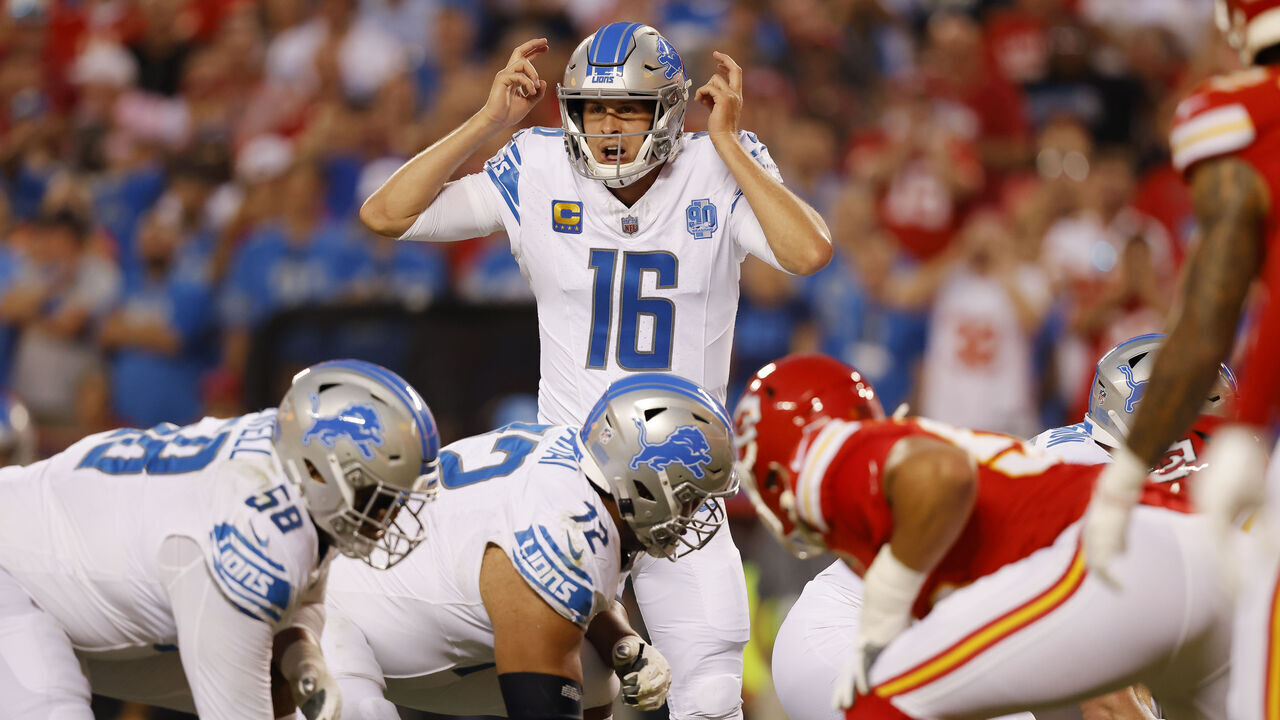 KANSAS CITY, MISSOURI - SEPTEMBER 07: Jared Goff #16 of the Detroit Lions calls a play in the first quarter against the Kansas City Chiefs at GEHA Field at Arrowhead Stadium on September 07, 2023 in Kansas City, Missouri.