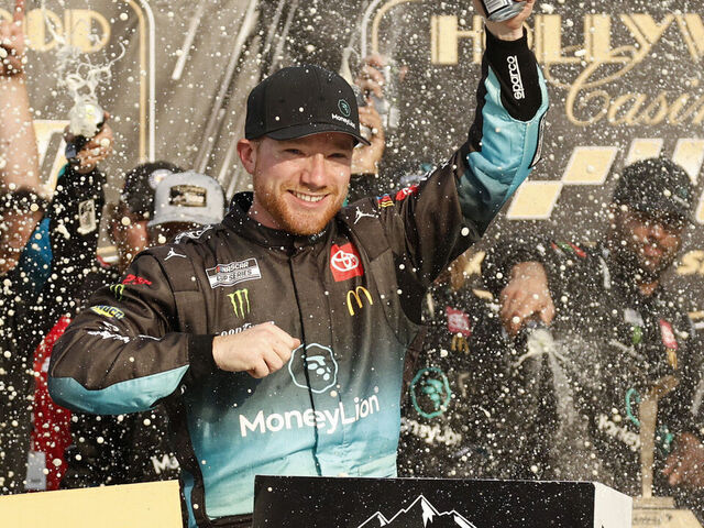 Reddick takes advantage of late caution to win at Kansas | theScore