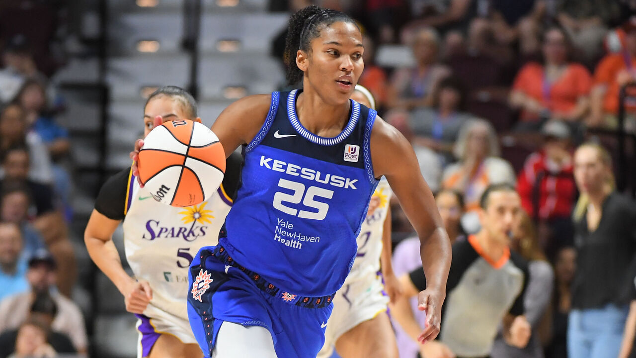 UNCASVILLE, CT - SEPTEMBER 05: Connecticut Sun forward Alyssa Thomas (25) brings the ball up the court during a WNBA game between the Los Angeles Sparks and the Connecticut Sun on September 5, 2023, at Mohegan Sun Arena in Uncasville, CT.
