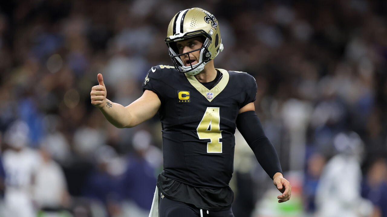 NEW ORLEANS, LOUISIANA - SEPTEMBER 10: Derek Carr #4 of the New Orleans Saints reacts against the Tennessee Titans during a game at the Caesars Superdome on September 10, 2023 in New Orleans, Louisiana.