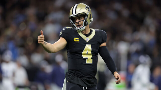 NEW ORLEANS, LOUISIANA - SEPTEMBER 10: Derek Carr #4 of the New Orleans Saints reacts against the Tennessee Titans during a game at the Caesars Superdome on September 10, 2023 in New Orleans, Louisiana.