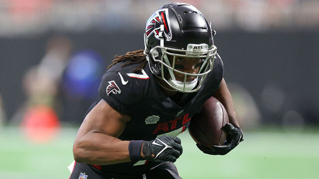 ATLANTA, GEORGIA - SEPTEMBER 10: Bijan Robinson #7 of the Atlanta Falcons runs the ball for a touchdown during the second quarter against the Carolina Panthers at Mercedes-Benz Stadium on September 10, 2023 in Atlanta, Georgia.
