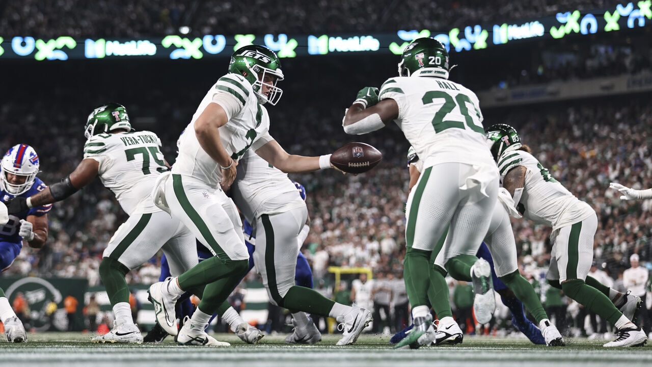 EAST RUTHERFORD, NEW JERSEY - SEPTEMBER 11: Zach Wilson #2 of the New York Jets hands off to Breece Hall #20 of the New York Jets during a game between the New York Jets and the Buffalo Bills at MetLife Stadium on September 11, 2023 in East Rutherford, New Jersey.