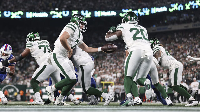 EAST RUTHERFORD, NEW JERSEY - SEPTEMBER 11: Zach Wilson #2 of the New York Jets hands off to Breece Hall #20 of the New York Jets during a game between the New York Jets and the Buffalo Bills at MetLife Stadium on September 11, 2023 in East Rutherford, New Jersey.