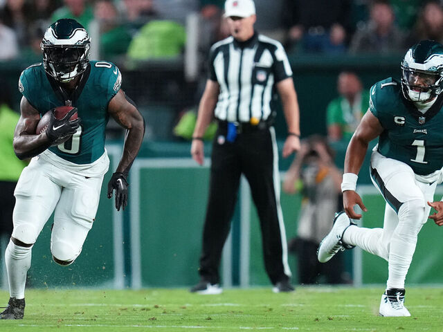 D'Andre Swift injury: Eagles running back leaves game after big