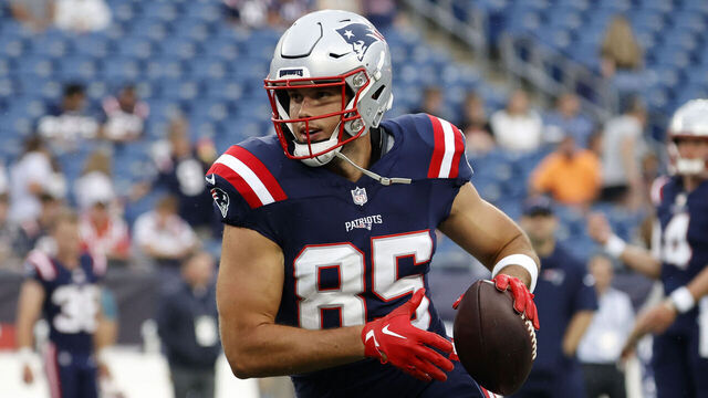 FOXBOROUGH, MA - AUGUST 10: New England Patriots tight end Hunter Henry (85) turns after a catch in warm up before a preseason game between the New England Patriots and the Houston Texans on August 10, 2023, at Gillette Stadium in Foxborough, Massachusetts.