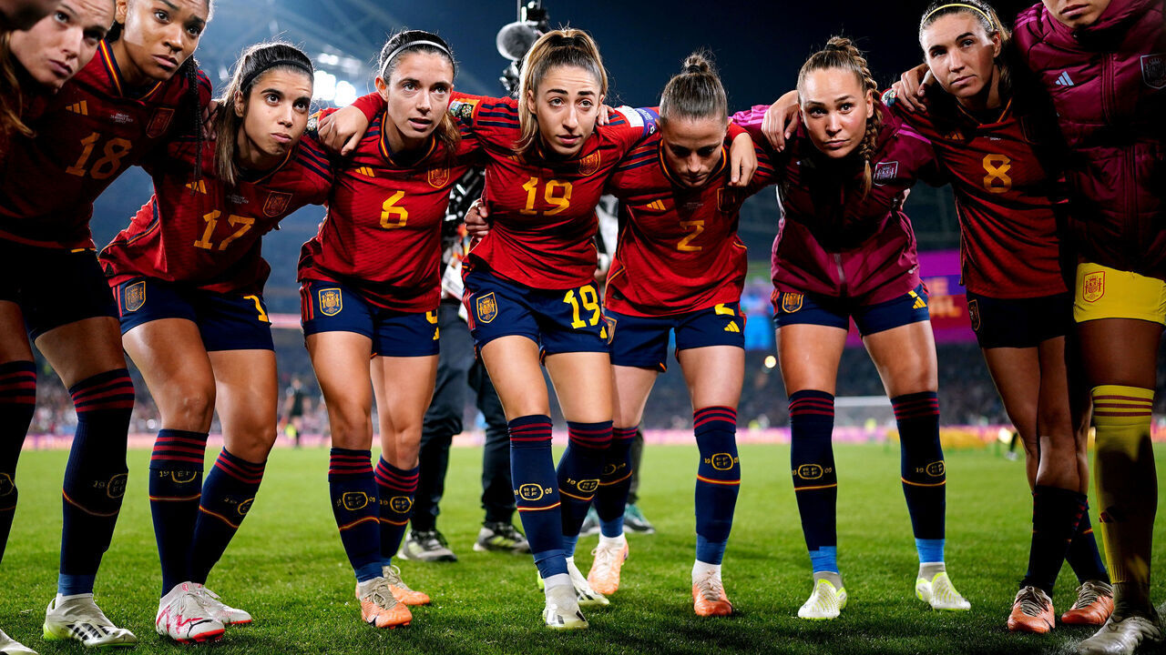 Spain players huddle together on the pitch ahead of the FIFA Women's World Cup final match at Stadium Australia, Sydney. Picture date: Sunday August 20, 2023.