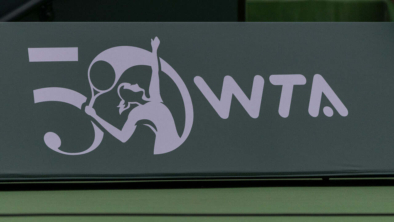 10 March 2023, USA, Indian Wells: Tennis: WTA Tour - Indian Wells, singles, women, 2nd round, Rodina (Russia) - Sabalenka (Belarus). The logo of the WTA on a band. Photo: Maximilian Haupt/dpa