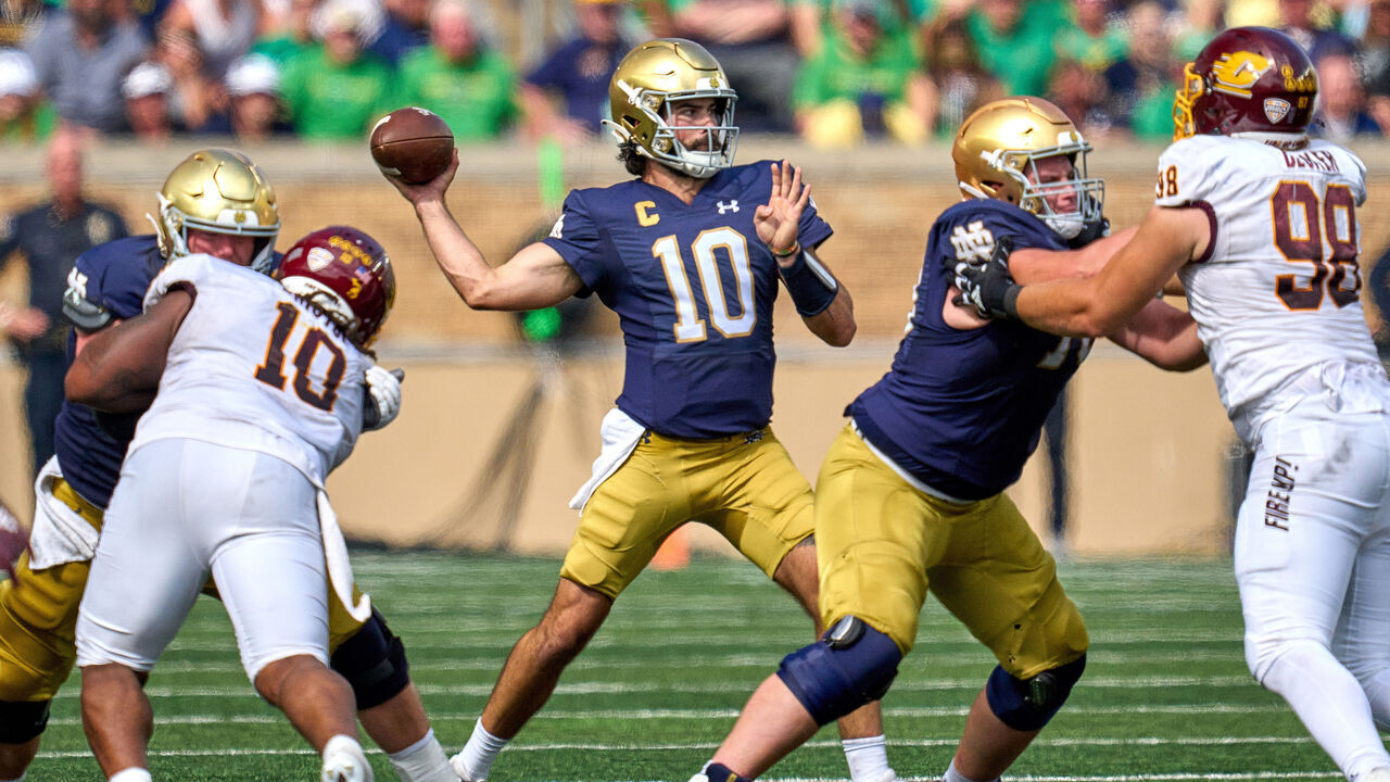 SOUTH BEND, IN - SEPTEMBER 16: Notre Dame Fighting Irish quarterback Sam Hartman (10) throws the football in action during a game between the Notre Dame Fighting Irish and the Central Michigan Chippewas on September 16, 2023 at Notre Dame Stadium in South Bend, IN.