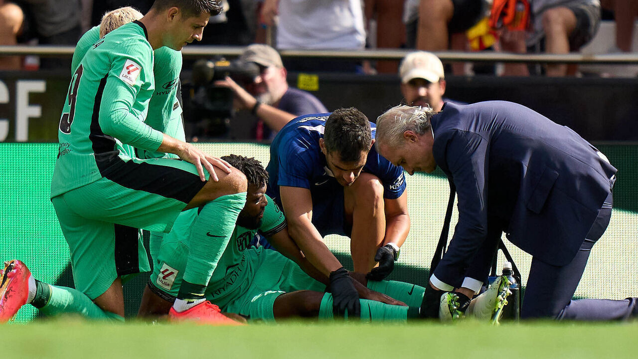 VALENCIA, SPAIN - SEPTEMBER 16: Thomas Lemar of Atletico de Madrid receives medical attention during the LaLiga EA Sports match between Valencia CF and Atletico Madrid at Estadio Mestalla on September 16, 2023 in Valencia, Spain.