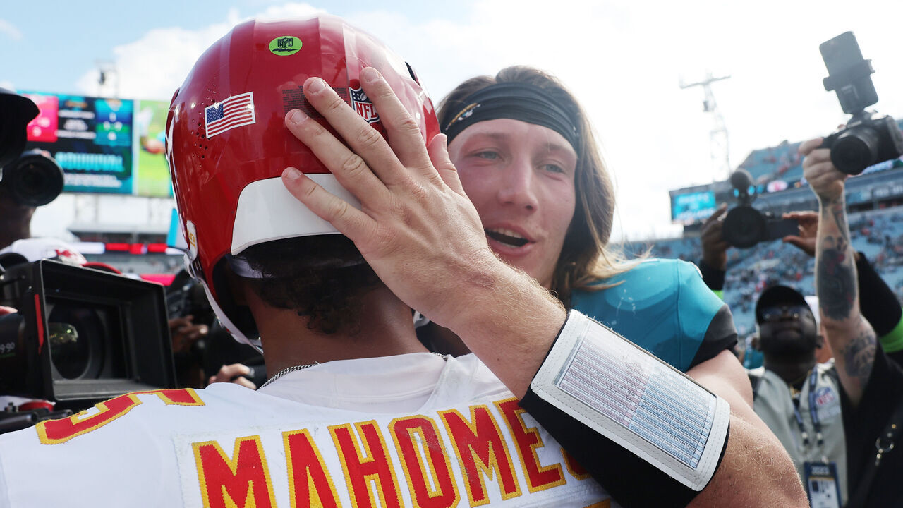 JACKSONVILLE, FLORIDA - SEPTEMBER 17: Patrick Mahomes #15 of the Kansas City Chiefs hugs Trevor Lawrence #16 of the Jacksonville Jaguars after the game at EverBank Stadium on September 17, 2023 in Jacksonville, Florida.