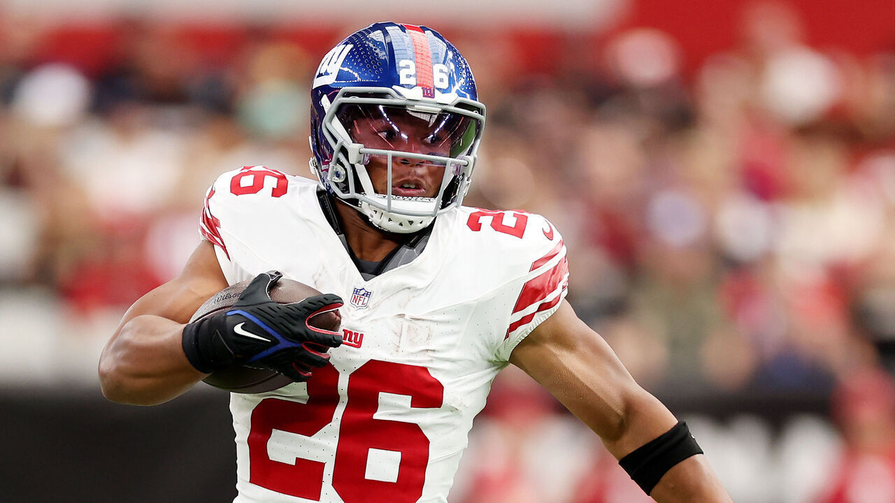 GLENDALE, ARIZONA - SEPTEMBER 17: Saquon Barkley #26 of the New York Giants runs the ball during the first quarter in the game against the Arizona Cardinals at State Farm Stadium on September 17, 2023 in Glendale, Arizona.