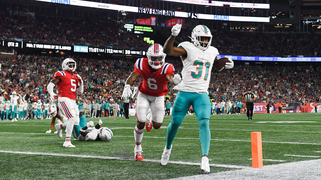 FOXBORO, MA - SEPTEMBER 17: Raheem Mostert #31 of the Miami Dolphins runs in for a touchdown during the second quarter against the New England Patriots at Gillette Stadium on September 17, 2023 in Foxboro, Massachusetts.