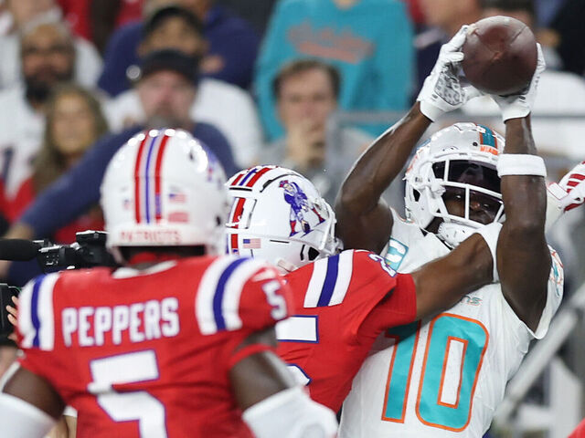 Miami Dolphins fans have an opportunity to throw pass to Tyreek Hill