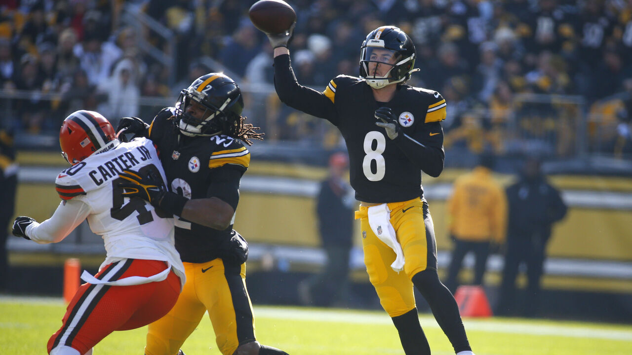 PITTSBURGH, PA - JANUARY 08: Kenny Pickett #8 of the Pittsburgh Steelers in action against the Cleveland Browns on January 8, 2022 at Acrisure Stadium in Pittsburgh, Pennsylvania.