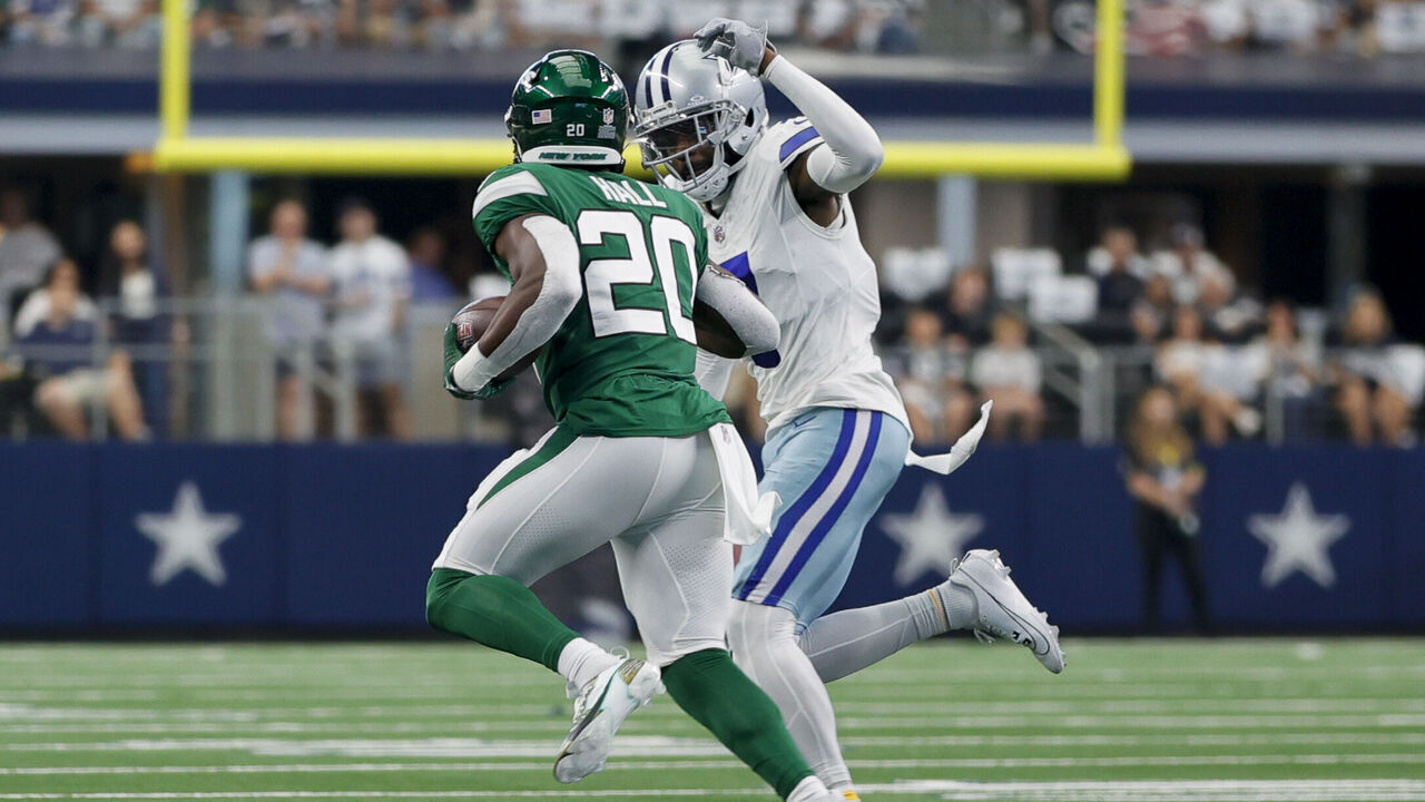 ARLINGTON, TX - SEPTEMBER 17: New York Jets running back Breece Hall (20) tries to run past Dallas Cowboys cornerback Trevon Diggs (7) during the game between the Dallas Cowboys and the New York Jets on September 17, 2023 at AT&T Stadium in Arlington, Texas.
