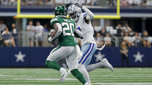 ARLINGTON, TX - SEPTEMBER 17: New York Jets running back Breece Hall (20) tries to run past Dallas Cowboys cornerback Trevon Diggs (7) during the game between the Dallas Cowboys and the New York Jets on September 17, 2023 at AT&T Stadium in Arlington, Texas.