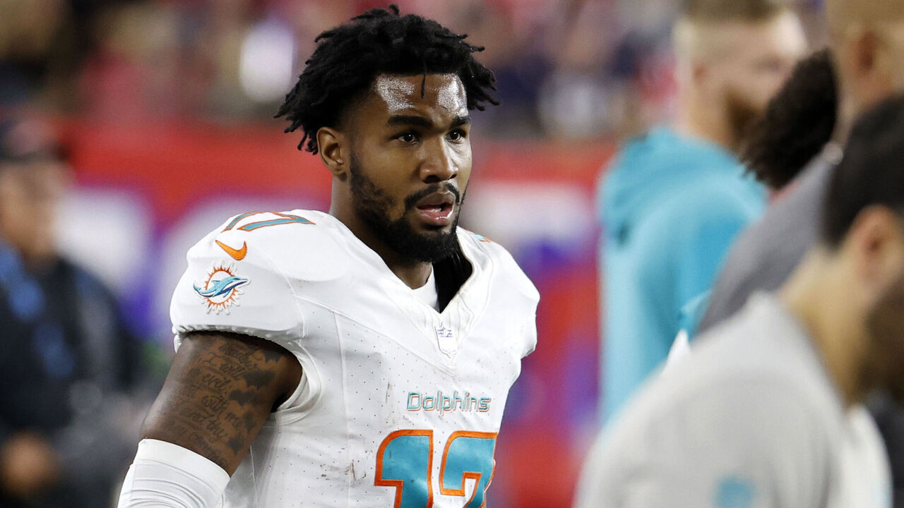 FOXBOROUGH, MA - SEPTEMBER 17: Miami Dolphins wide receiver Jaylen Waddle (17) during a game between the New England Patriots and the Miami Dolphins on September 17, 2023, at Gillette Stadium in Foxborough, Massachusetts.