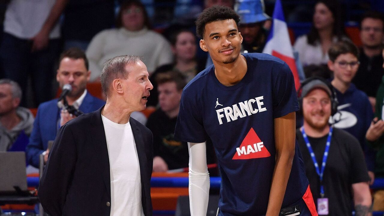 TOPSHOT - France's manager Vincent Collet (L) and Victor Wembanyama talk before the FIBA Basketball World Cup 2023 Qualifiers match between France and Bosnia-Herzegovina in Pau, southwestern France, on November 14, 2022.