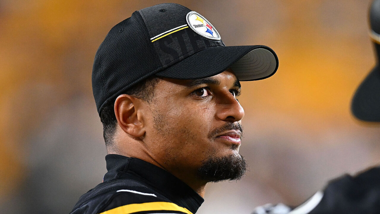 PITTSBURGH, PENNSYLVANIA - AUGUST 19: Minkah Fitzpatrick #39 of the Pittsburgh Steelers looks on during the preseason game against the Buffalo Bills at Acrisure Stadium on August 19, 2023 in Pittsburgh, Pennsylvania.
