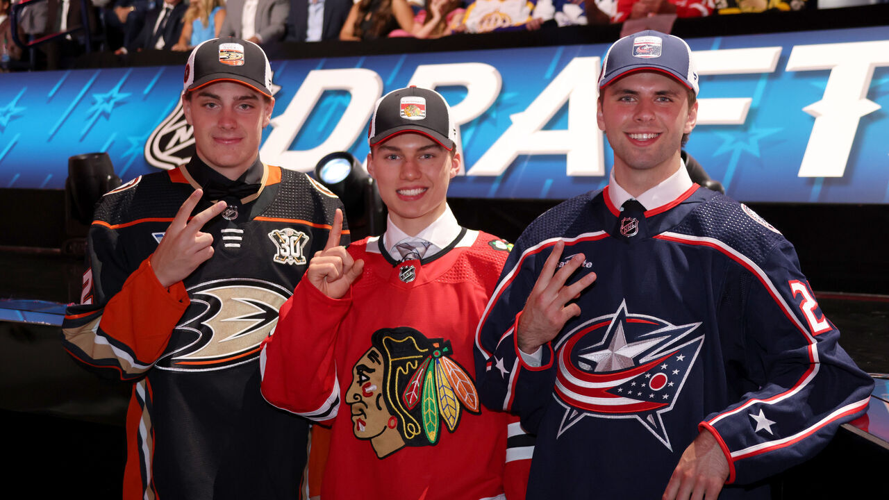 NASHVILLE, TENNESSEE - JUNE 28: (L-R) Leo Carlsson, second overall pick by the Anaheim Ducks, Connor Bedard, first overall pick by the Chicago Blackhawks, and Adam Fantilli, third overall pick by the Columbus Blue Jackets, pose for a photo during the 2023 Upper Deck NHL Draft - Round One at Bridgestone Arena on June 28, 2023 in Nashville, Tennessee.
