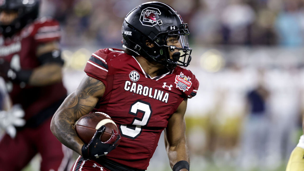 JACKSONVILLE, FL - DECEMBER 30: Wide Receiver Antwane Wells Jr. #3 of the South Carolina Gamecocks on an end around running play during the game against the Notre Dame Fighting IrishSouth Carolina Gamecocks at the 78th annual TaxSlayer Gator Bowl at TIAA Bank Field on January 2, 2021 in Jacksonvile, Florida. The Fighting Irish defeated The Gamecocks 45 to 38.