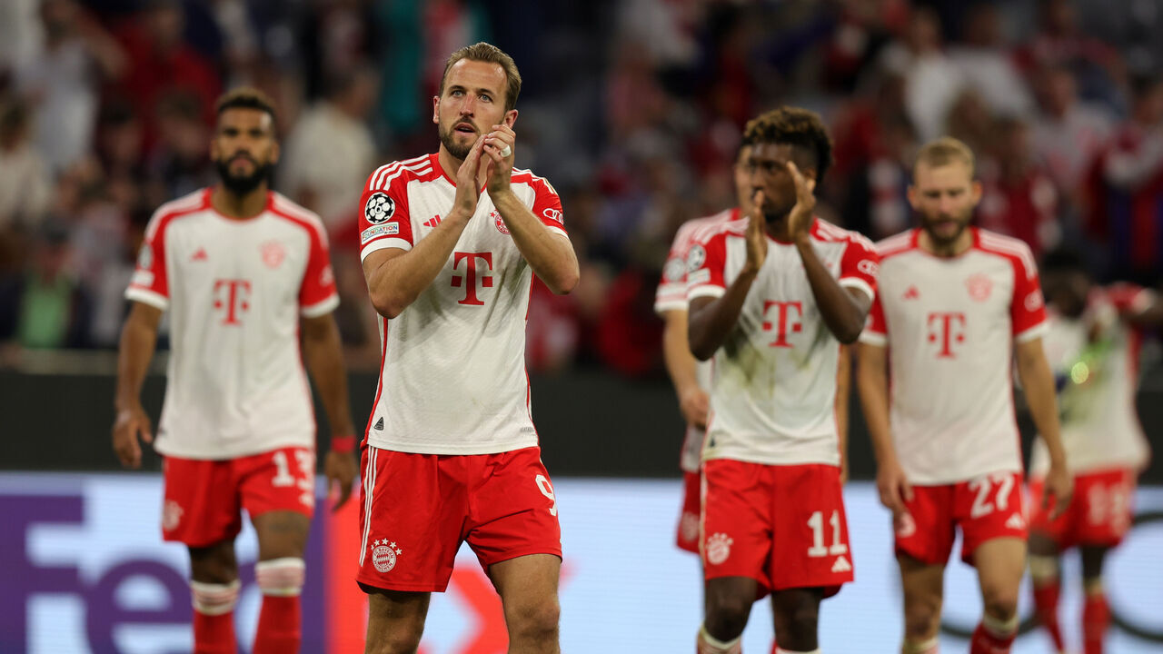 MUNICH, GERMANY - SEPTEMBER 20: Team FC Bayern celebrates victory with Harry Kane of FC Bayern Muenchen after the UEFA Champions League match between FC Bayern München and Manchester United at Allianz Arena on September 20, 2023 in Munich, Germany.