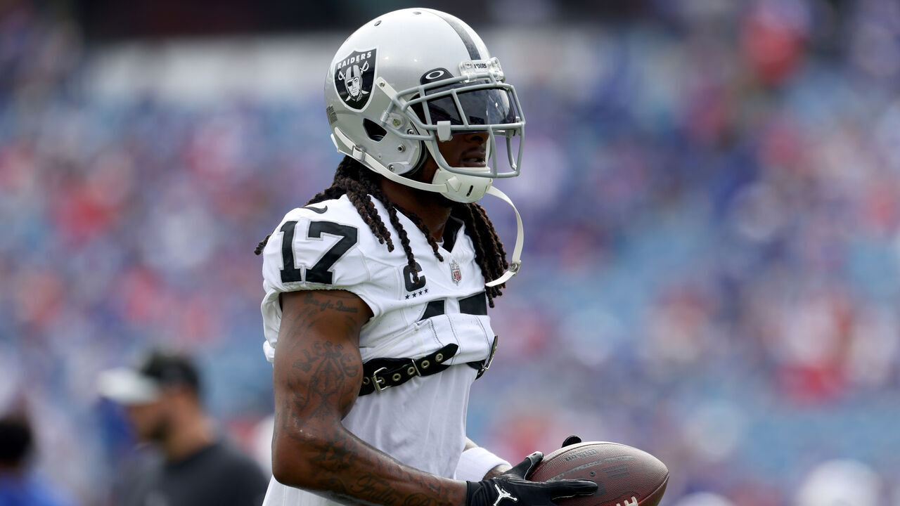 ORCHARD PARK, NEW YORK - SEPTEMBER 17: Davante Adams #17 of the Las Vegas Raiders warms up prior to a game against the Buffalo Bills at Highmark Stadium on September 17, 2023 in Orchard Park, New York.