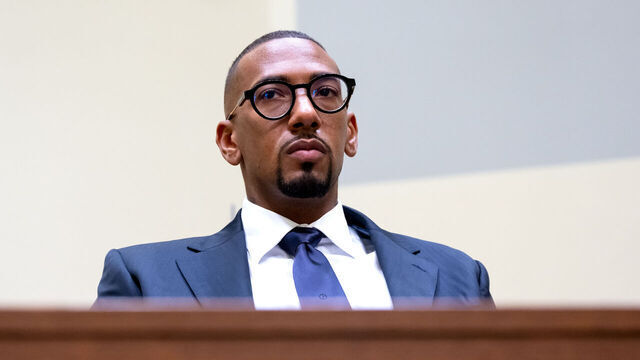 02 November 2022, Bavaria, Munich: Professional soccer player and former national team player Jérôme Boateng arrives in the courtroom of the Munich I Regional Court at the beginning of the continuation in the appeal trial. Photo: Sven Hoppe/dpa