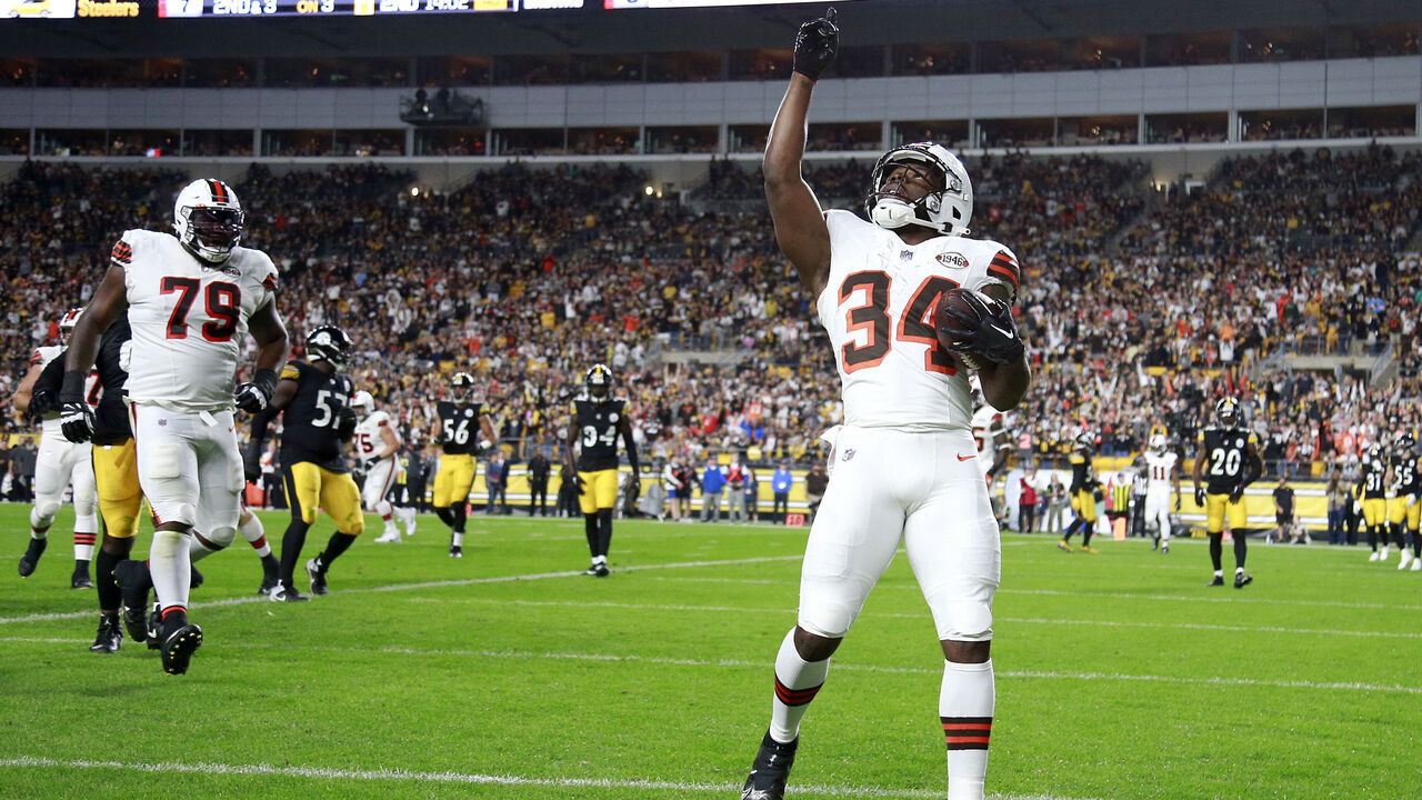 PITTSBURGH, PENNSYLVANIA - SEPTEMBER 18: Jerome Ford #34 of the Cleveland Browns celebrates after scoring a touchdown reception against the Pittsburgh Steelers during the second quarter at Acrisure Stadium on September 18, 2023 in Pittsburgh, Pennsylvania.