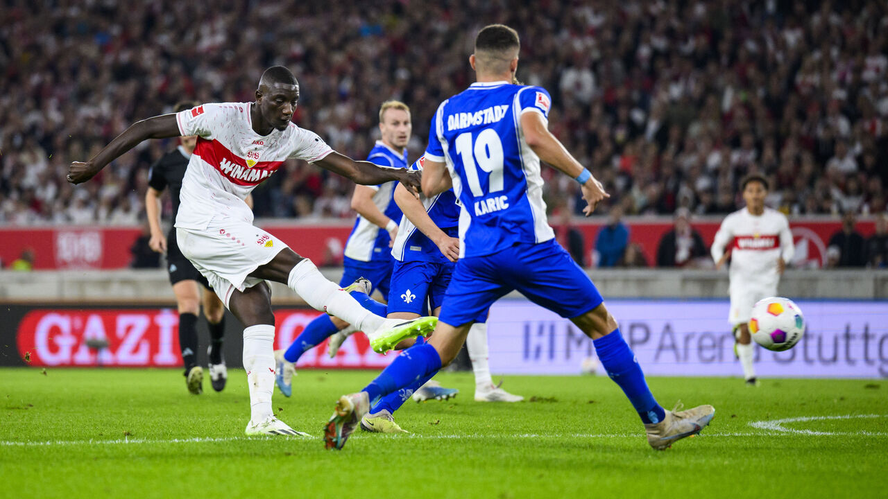 22 September 2023, Baden-Württemberg, Stuttgart: Soccer: Bundesliga, VfB Stuttgart - Darmstadt 98, Matchday 5, MHPArena. Stuttgart's Serhou Guirassy (l) scores the goal to make it 2:1. Photo: Tom Weller/dpa - IMPORTANT NOTE: In accordance with the requirements of the DFL Deutsche Fußball Liga and the DFB Deutscher Fußball-Bund, it is prohibited to use or have used photographs taken in the stadium and/or of the match in the form of sequence pictures and/or video-like photo series.