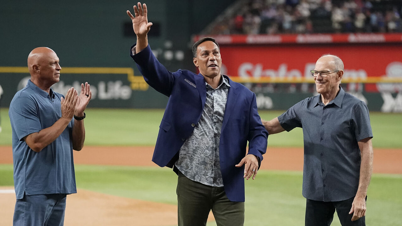 2-time AL MVP Juan González honored by Texas Rangers