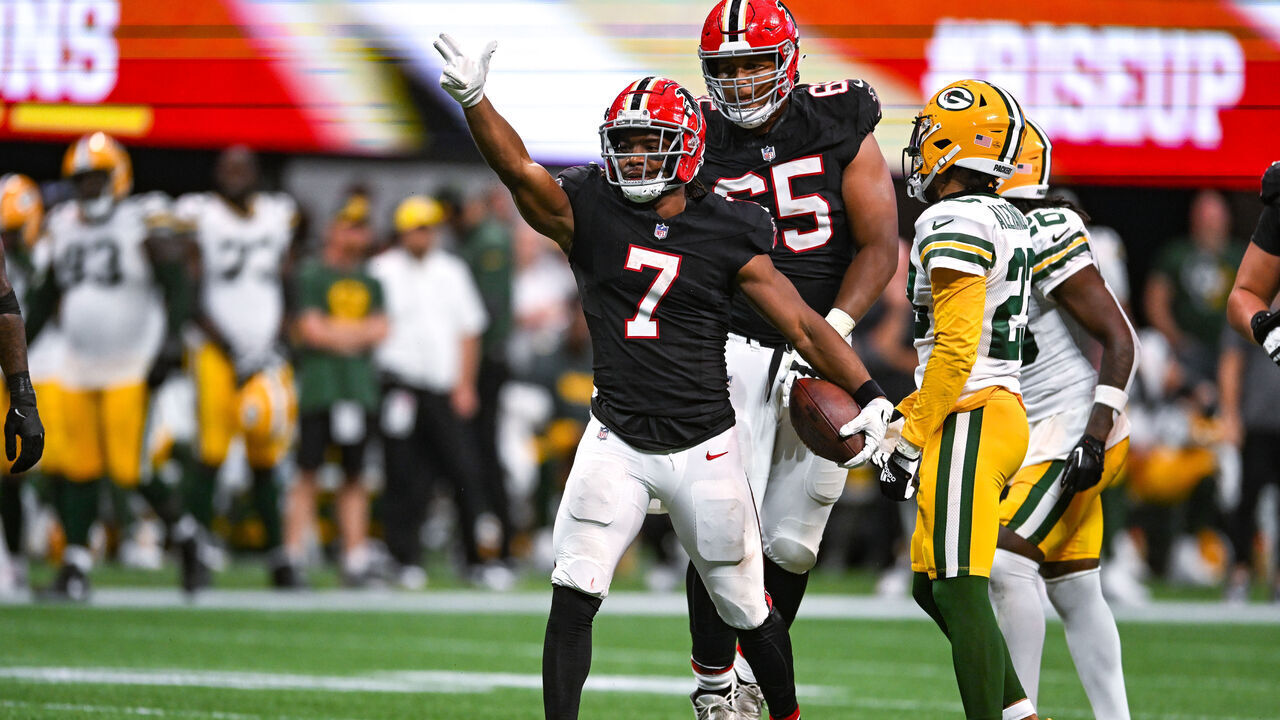 ATLANTA, GA SEPTEMBER 17: Atlanta running back Bijan Robinson (7) reacts after gaining a first down during the NFL game between the Green Bay Packers and the Atlanta Falcons on September 17th, 2023 at Mercedes-Benz Stadium in Atlanta, GA.