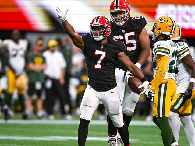 ATLANTA, GA SEPTEMBER 17: Atlanta running back Bijan Robinson (7) reacts after gaining a first down during the NFL game between the Green Bay Packers and the Atlanta Falcons on September 17th, 2023 at Mercedes-Benz Stadium in Atlanta, GA.