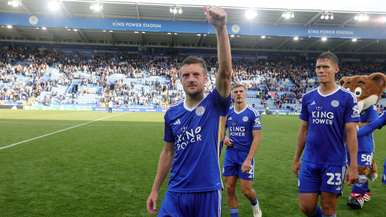 LEICESTER, ENGLAND - SEPTEMBER 23: Jamie Vardy of Leicester City gives a thumbs up to the fans after the Sky Bet Championship match between Leicester City and Bristol City at King Power Stadium on September 23, 2023 in Leicester, United Kingdom.