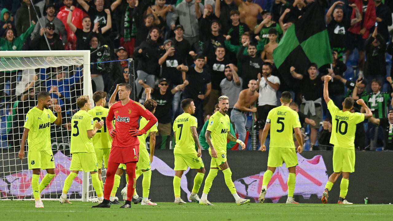 REGGIO NELL'EMILIA, ITALY - SEPTEMBER 23: Wojciech Szczesny of Juventus looks dejected during the Serie A TIM match between US Sassuolo and Juventus at Mapei Stadium - Citta' del Tricolore on September 23, 2023 in Reggio nell'Emilia, Italy.