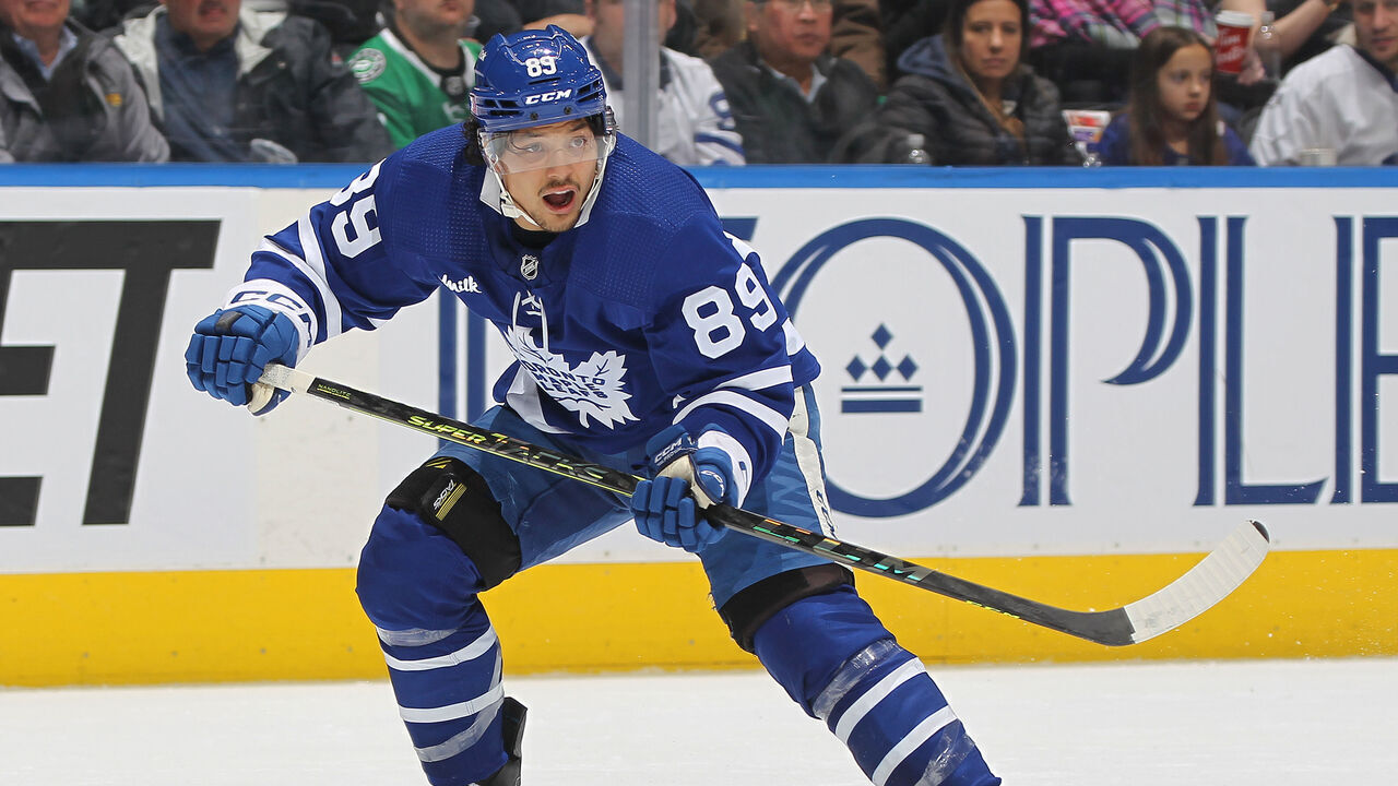 TORONTO, CANADA - OCTOBER 20: Nick Robertson #89 of the Toronto Maple Leafs looks for a breaking pass in the third period of the game against the Dallas Stars at Scotiabank Arena on October 20, 2022 in Toronto, Ontario, Canada.