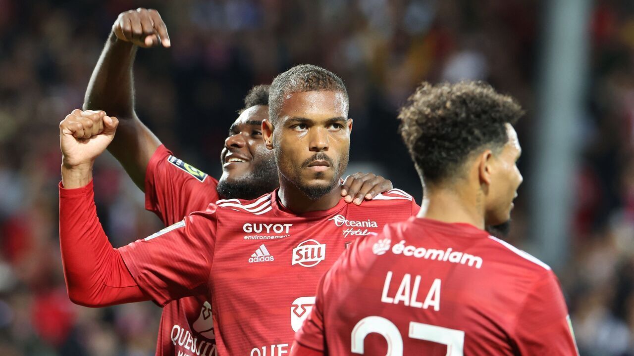 TOPSHOT - Brest's Beninese forward #09 Steve Mounie (C) celebrates with team mates after scoring a goal during the French L1 football match between Brest and Lyon at the Francis Le Ble stadium in Brest, western France on September 23, 2023.